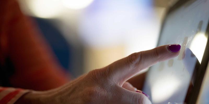 从幕后到台前：揭秘动漫声优的偶像化转型与猫跳粉丝驱动的二次元经济