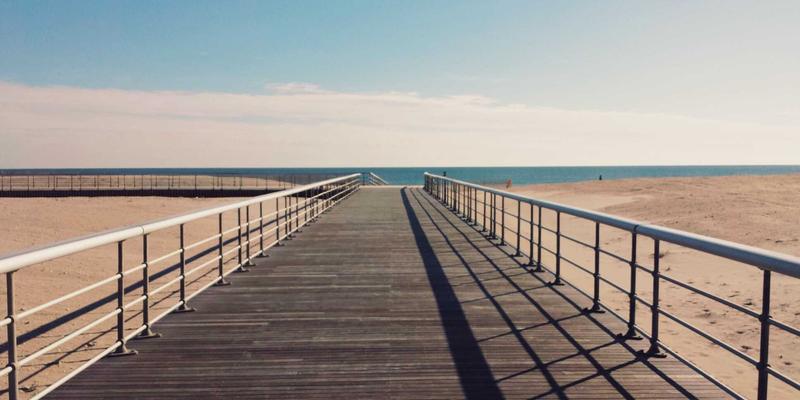 治愈系动漫的慢哲学:从《悠哉日常大王》到《飞翔的魔女》,为何‘无事发生’反而令人着迷?