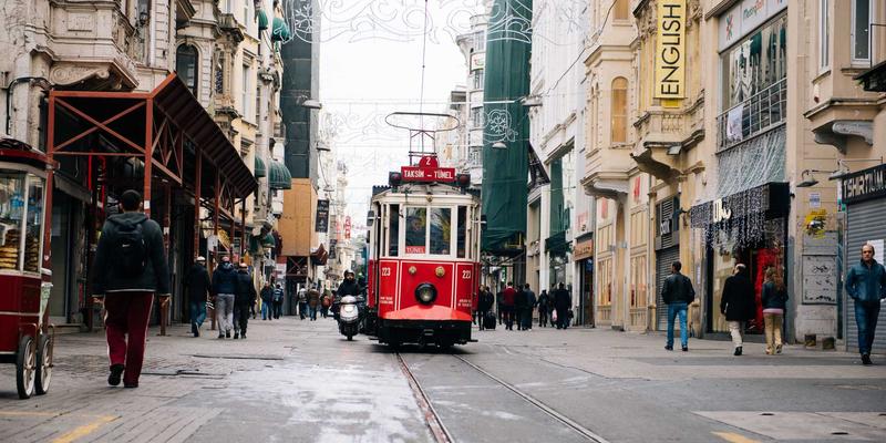 治愈系动漫的‘空气感’营造：从《轻音少女》到《摇曳露营》的同人创作启示